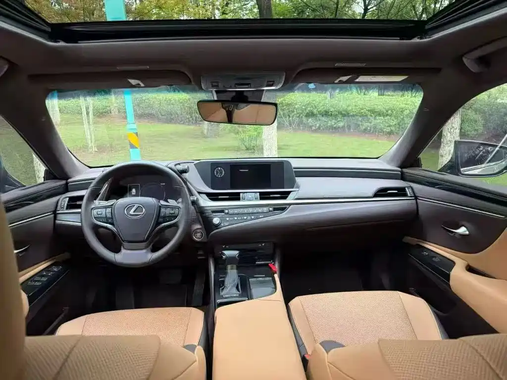 Lexus ES 2021