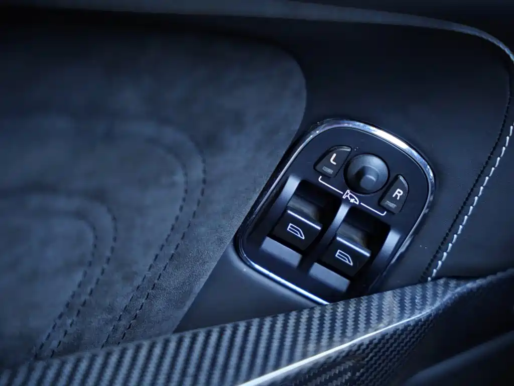 Aston Martin DBS 2010 — фото 24
