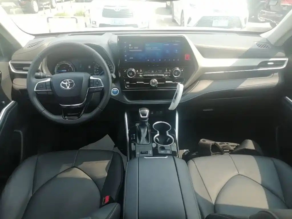 Toyota Highlander 2023 — фото 10