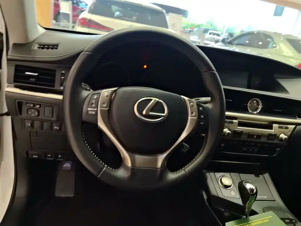 Lexus ES 2014 — фото 17