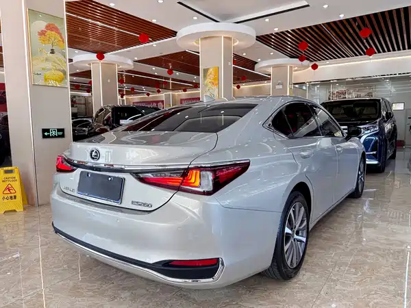 Lexus ES 2019