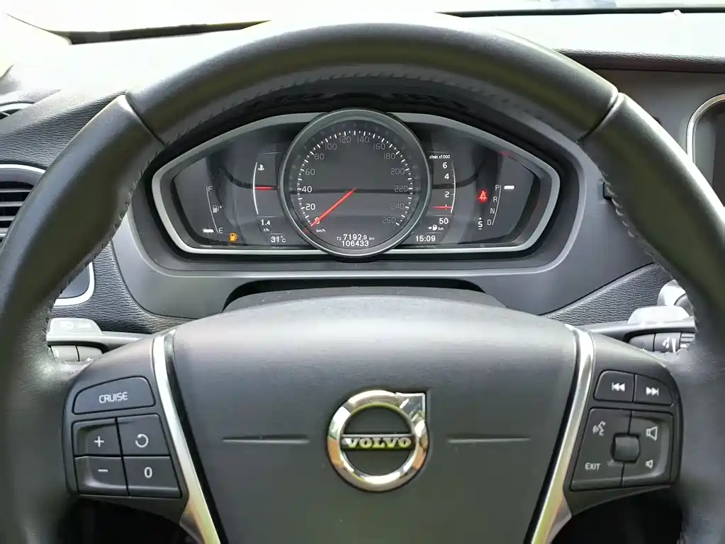 Volvo V40 2018 — фото 4