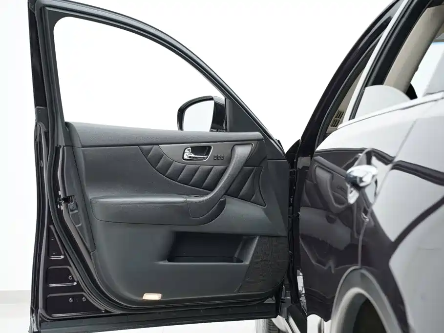 Infiniti QX70 2015 — фото 25