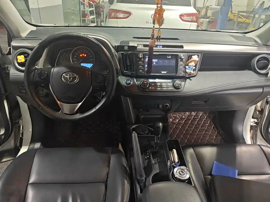 Toyota RAV4 2017 — фото 13