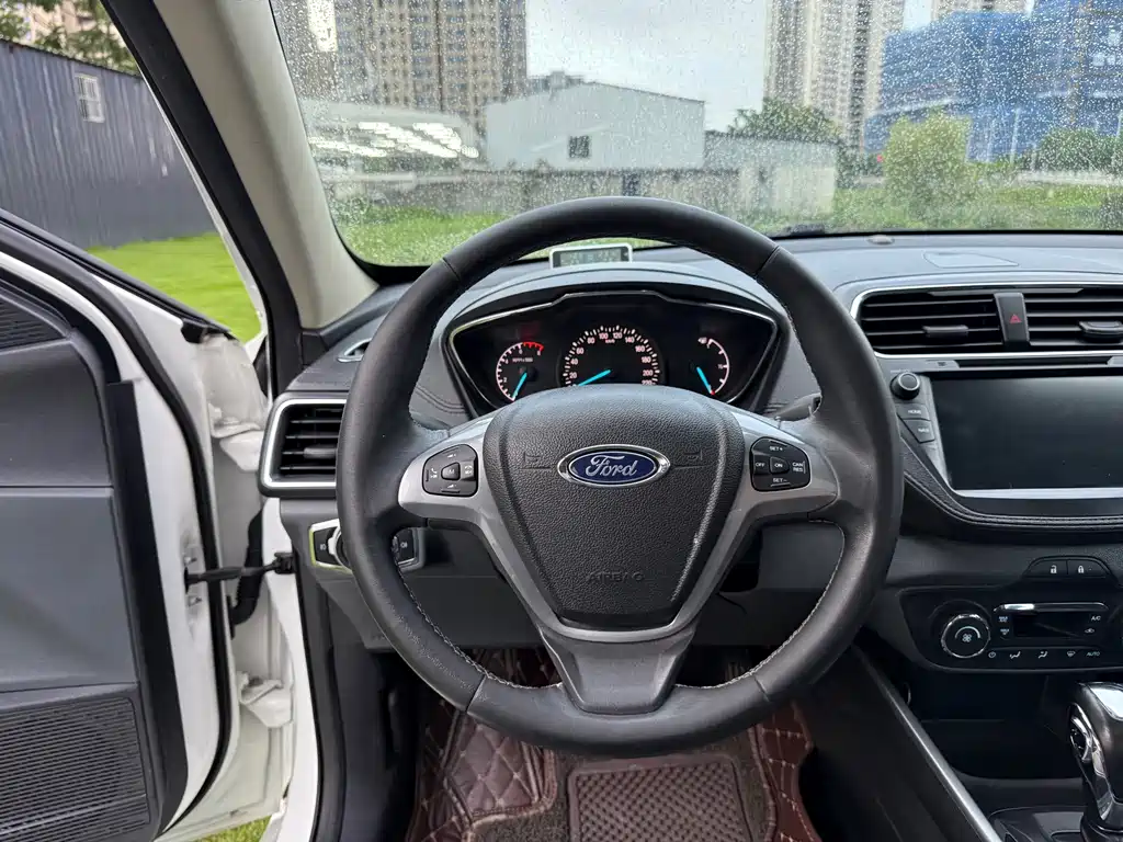 Ford Escort 2017 — фото 10