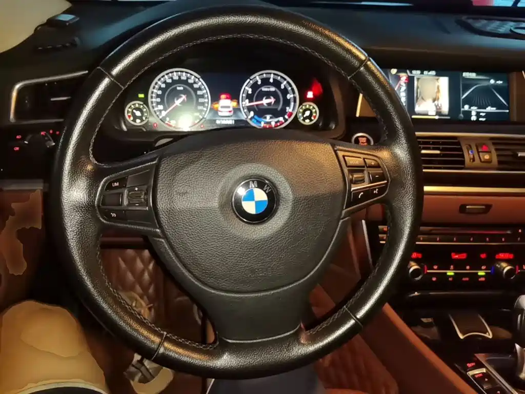 BMW 5 Series GT 2016 — фото 11