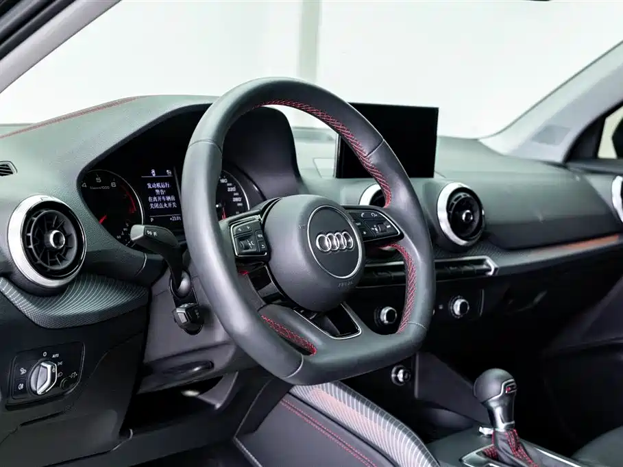 Audi Q2L 2024 — фото 17