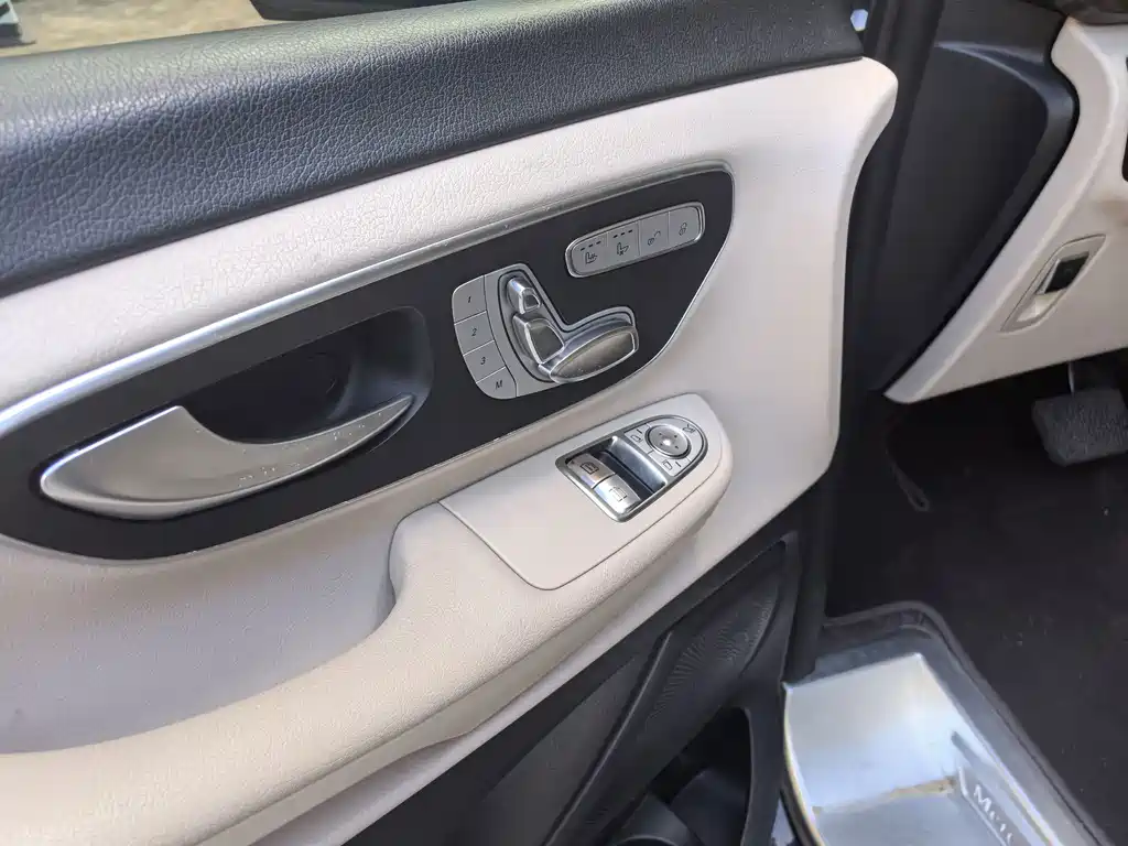 Mercedes-Benz V-Class 2022 — фото 11