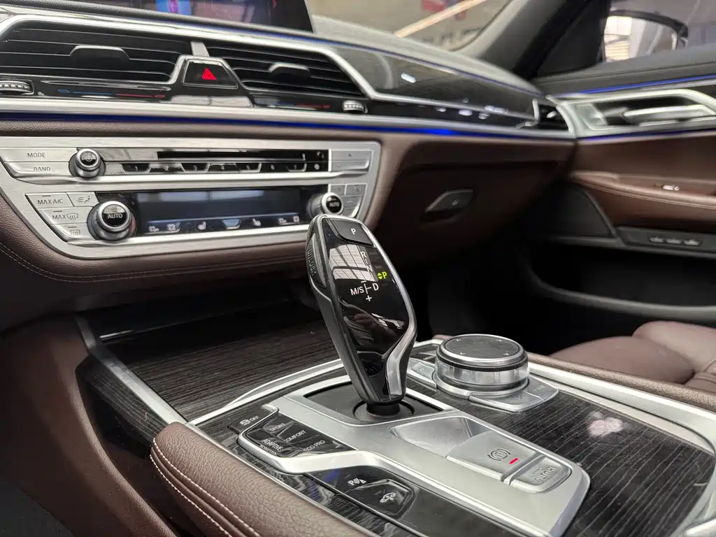 BMW 7 Series 2019 — фото 11