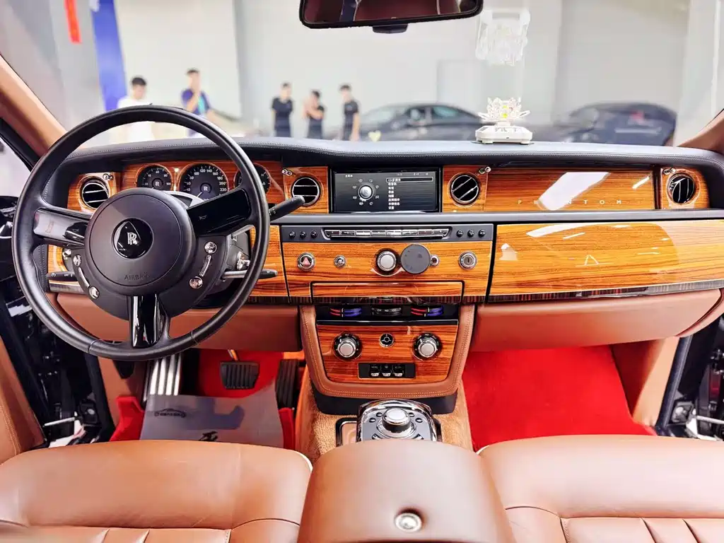 Rolls-Royce Phantom 2016 — фото 13