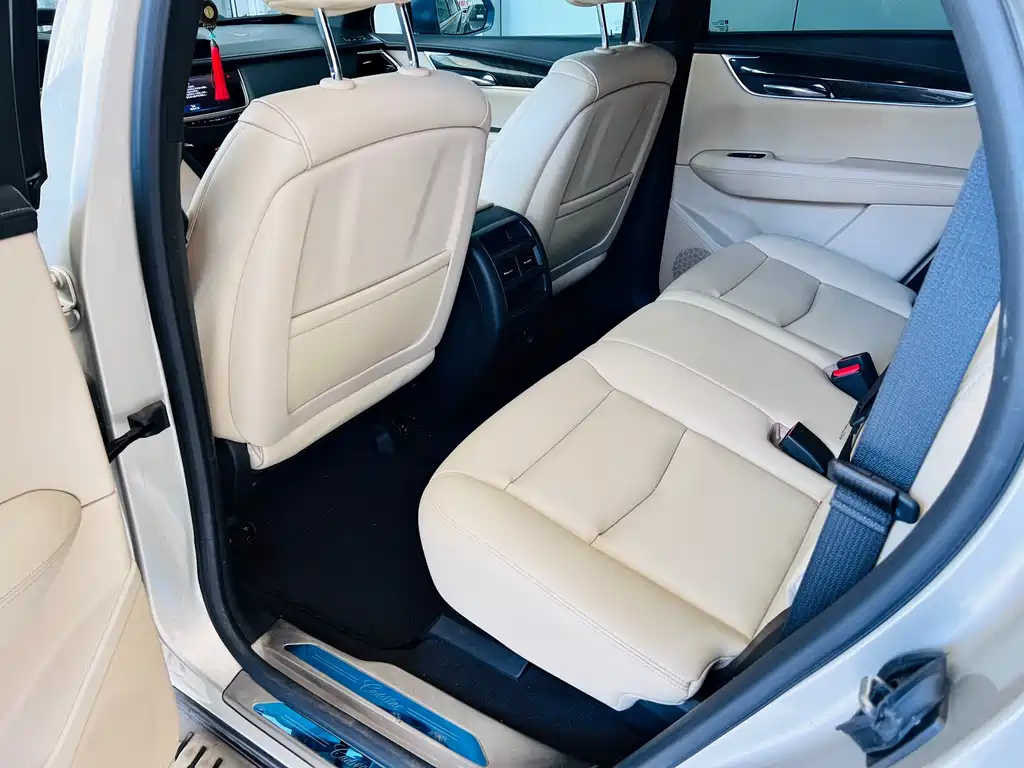 Cadillac XT5 2017 — фото 18