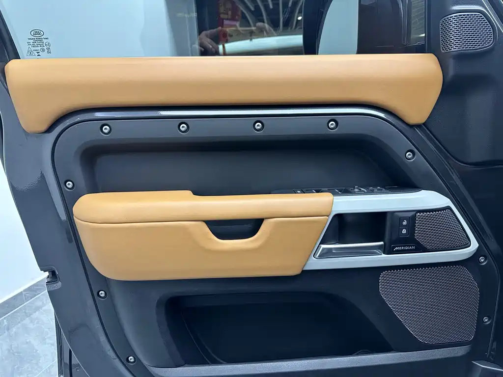 Land Rover Defender 2024 — фото 16