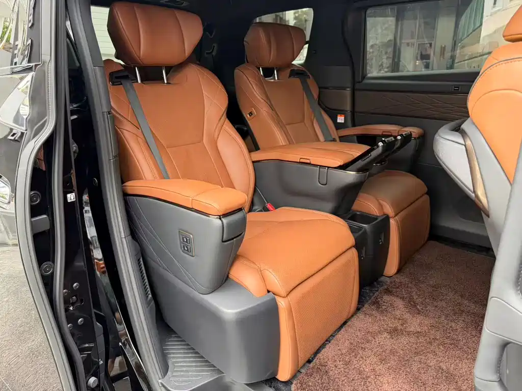 Toyota Alphard 2023 — фото 8