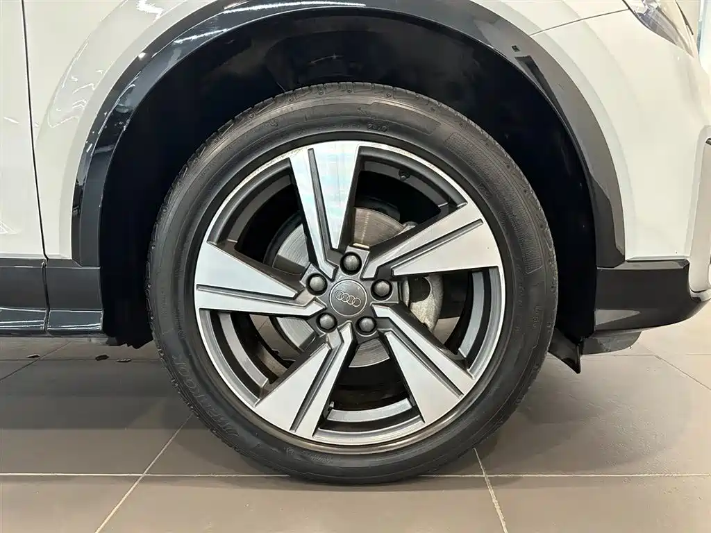 Audi Q2L 2020 — фото 15