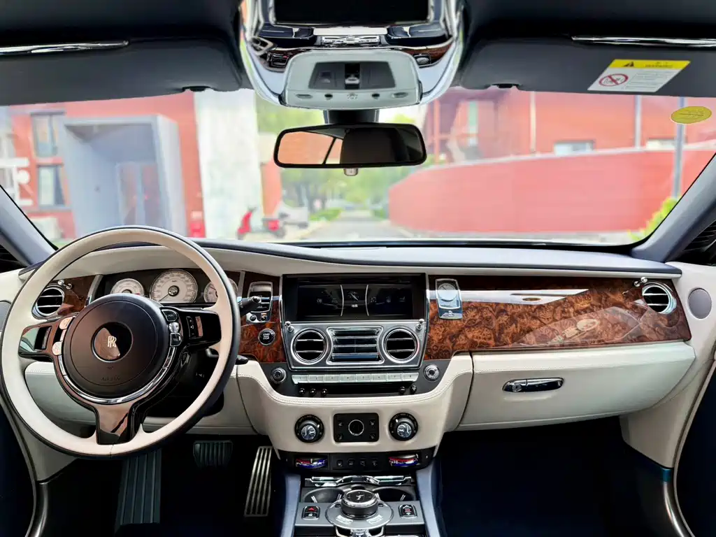 Rolls-Royce Phantom 2018 — фото 13