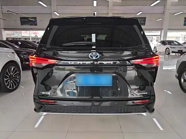 Toyota Granvia 2023