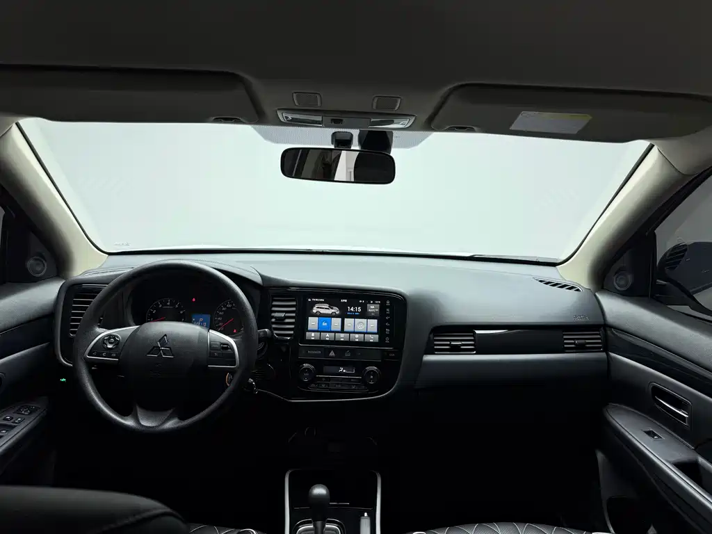 Mitsubishi Outlander 2023 — фото 10