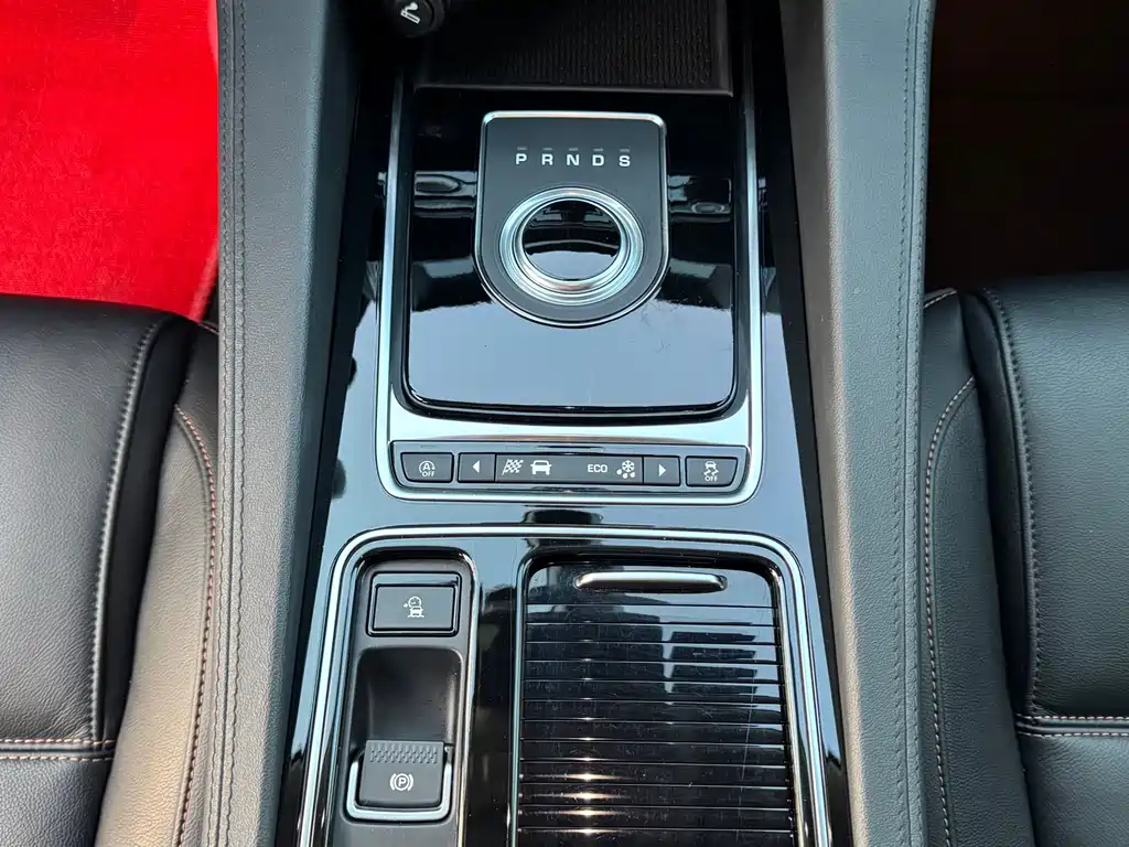 Jaguar F-PACE 2021 — фото 17