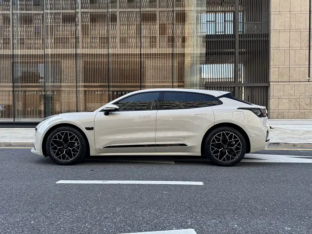 Zeekr 001 2024