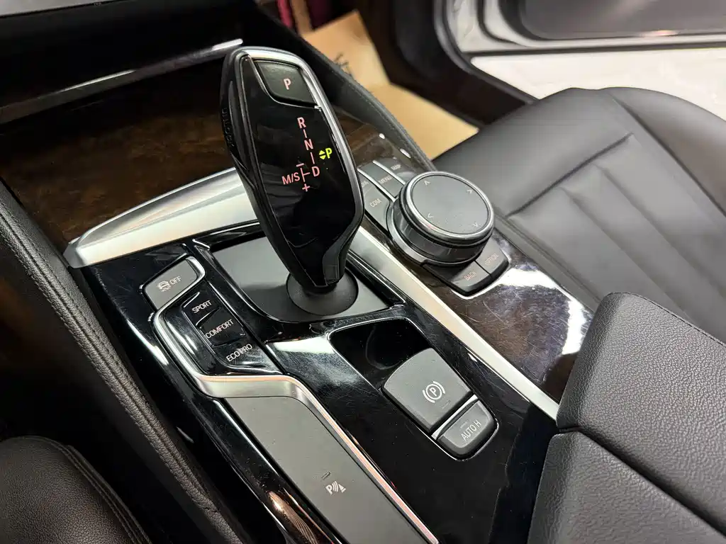 BMW 5 Series 2018 — фото 22