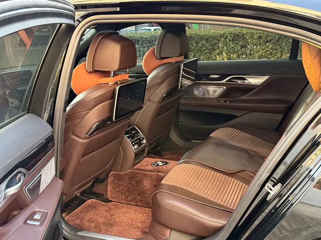 BMW 7 Series 2017 — фото 8
