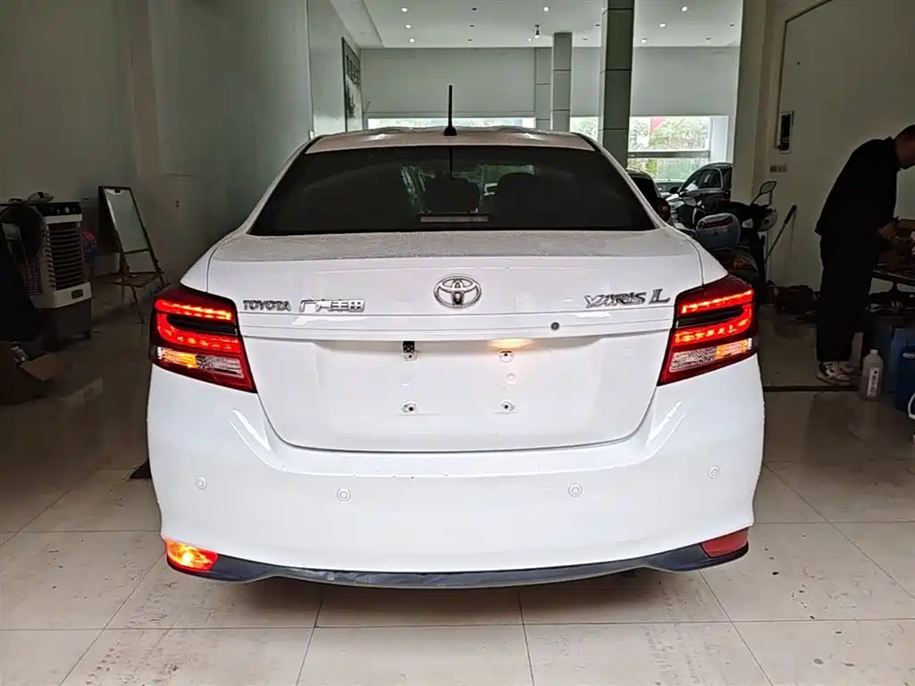 Toyota Yaris L 2020 — фото 6