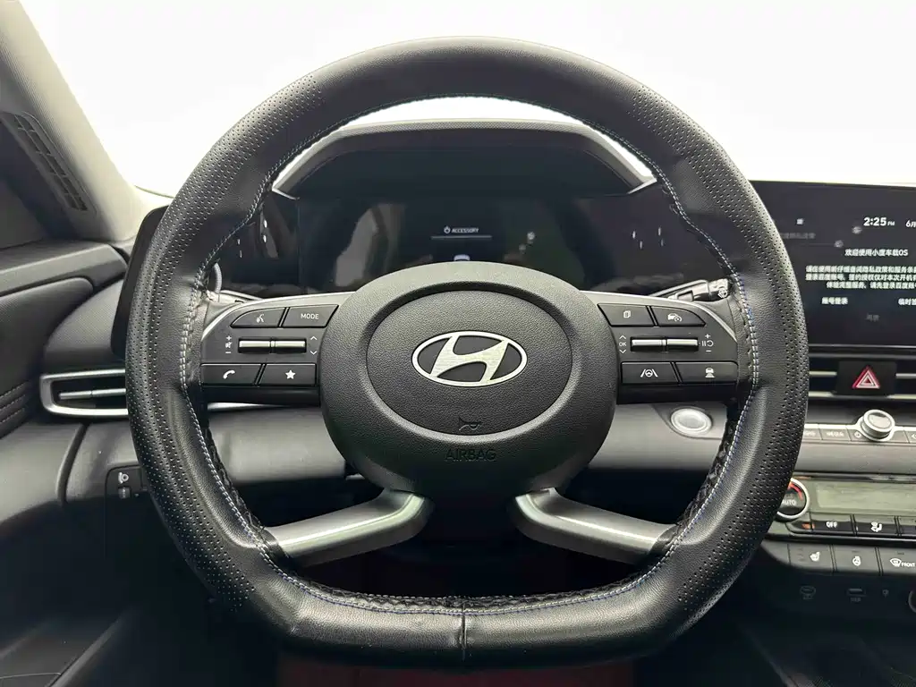 Hyundai Elantra 2023 — фото 18