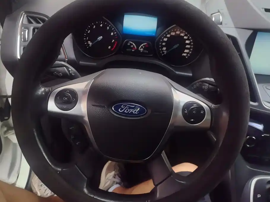 Ford Kuga 2015 — фото 15