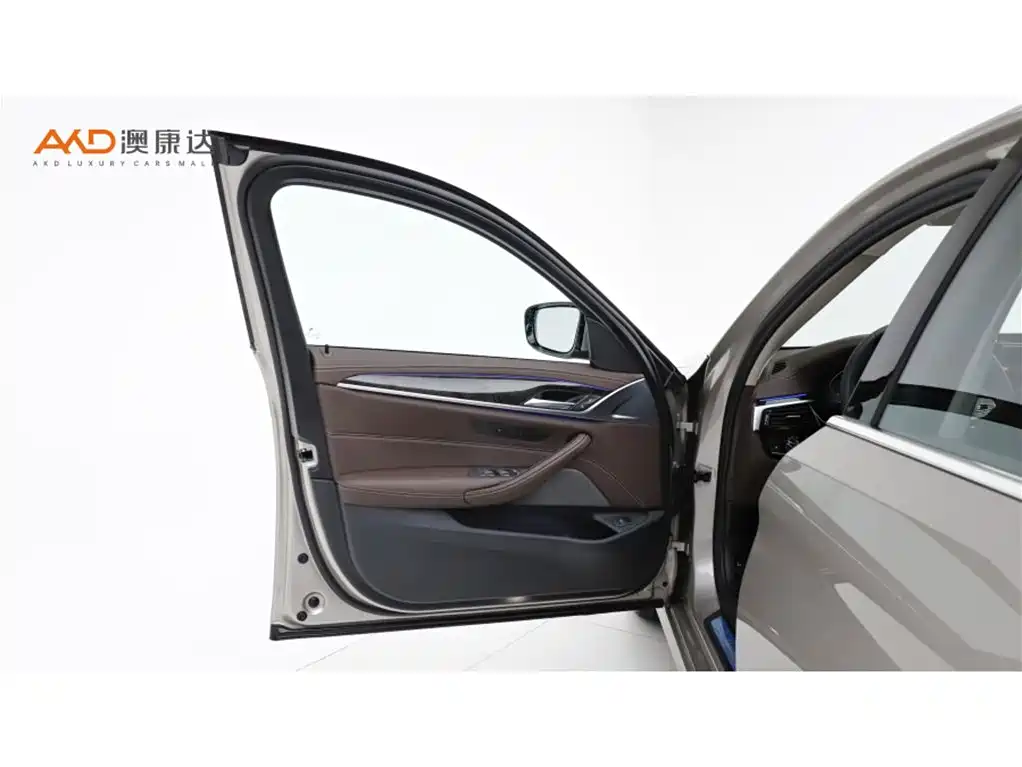 BMW 5 Series 2023 — фото 10