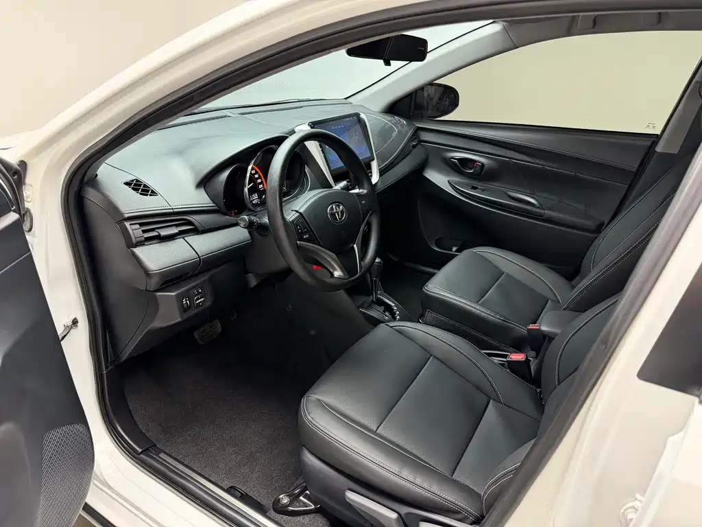 Toyota Yaris L 2022 — фото 10