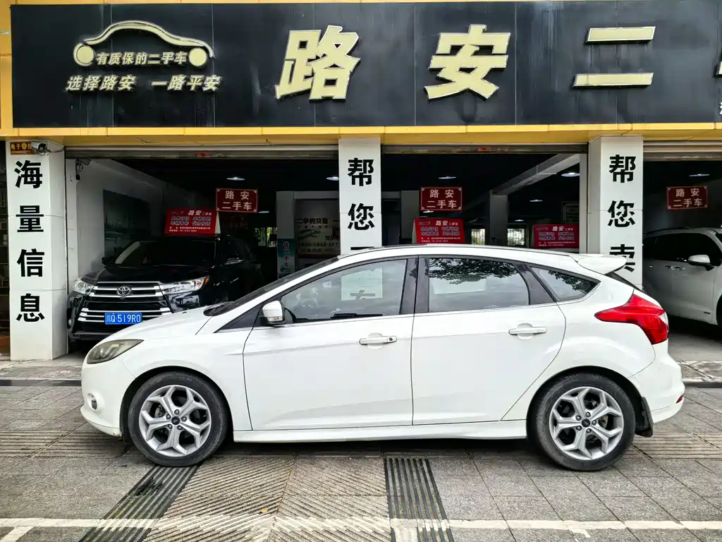 Ford Focus 2014 — фото 5