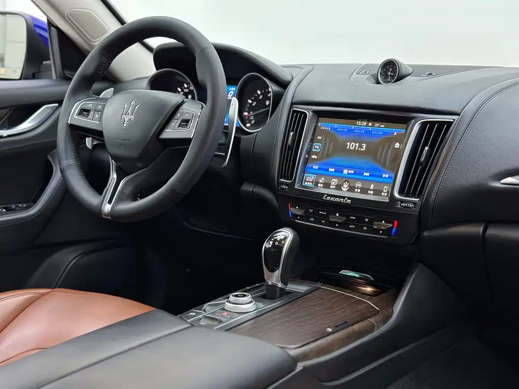 Maserati Levante 2017 — фото 15