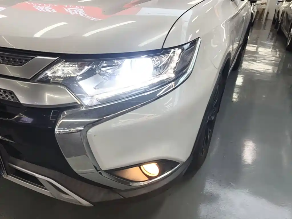 Mitsubishi Outlander 2020 — фото 24