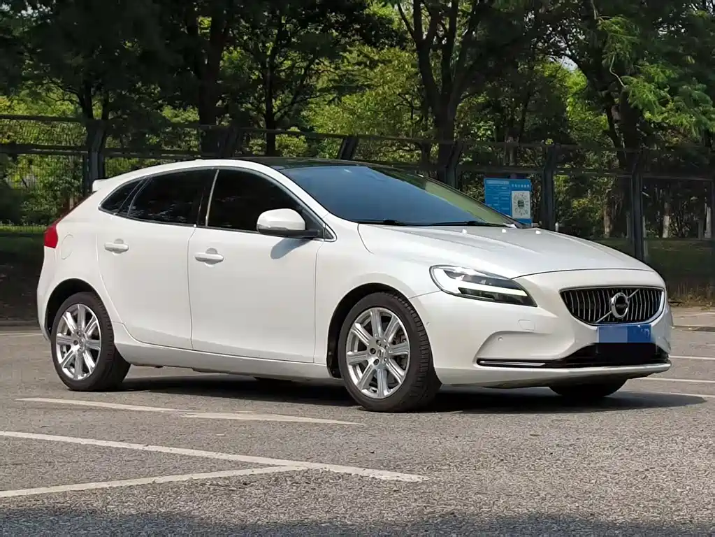 Volvo V40 2018 — фото 1