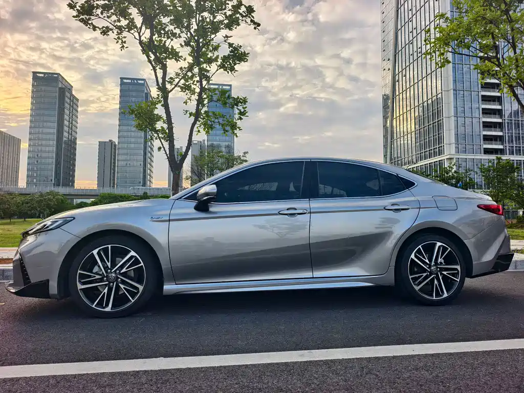 Toyota Camry 2025 — фото 3