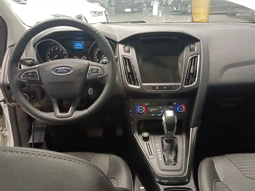 Ford Focus 2015 — фото 10