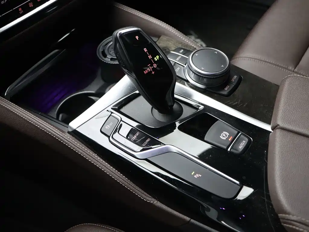 BMW 5 Series 2019 — фото 19