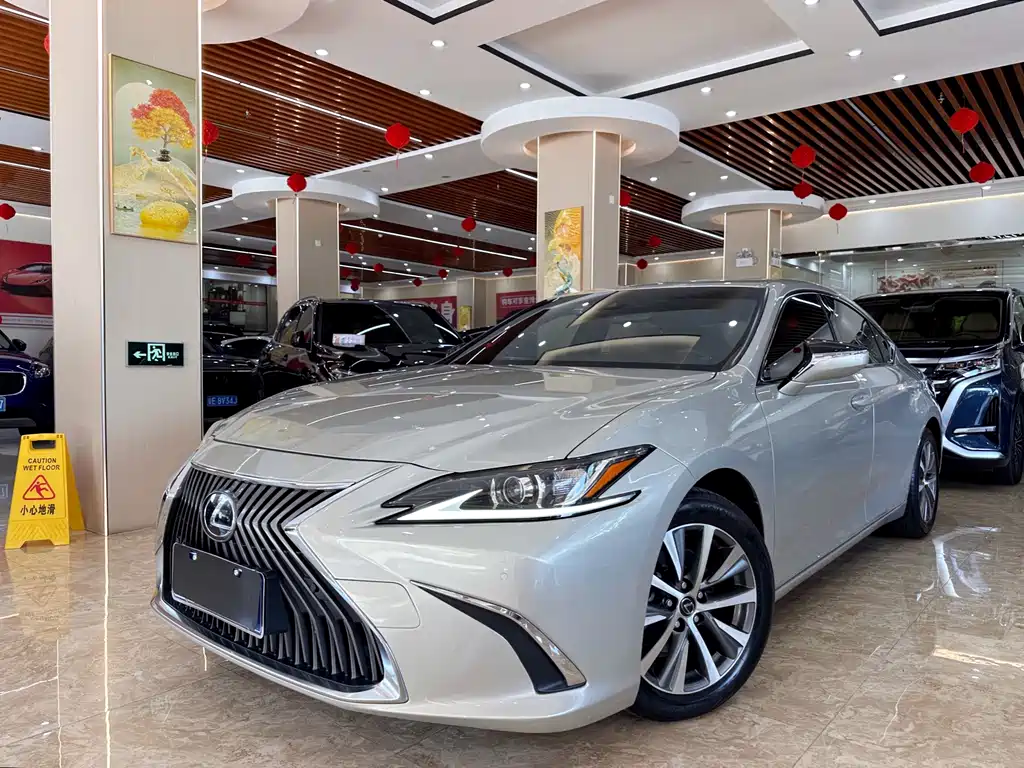 Lexus ES 2019 — фото 1