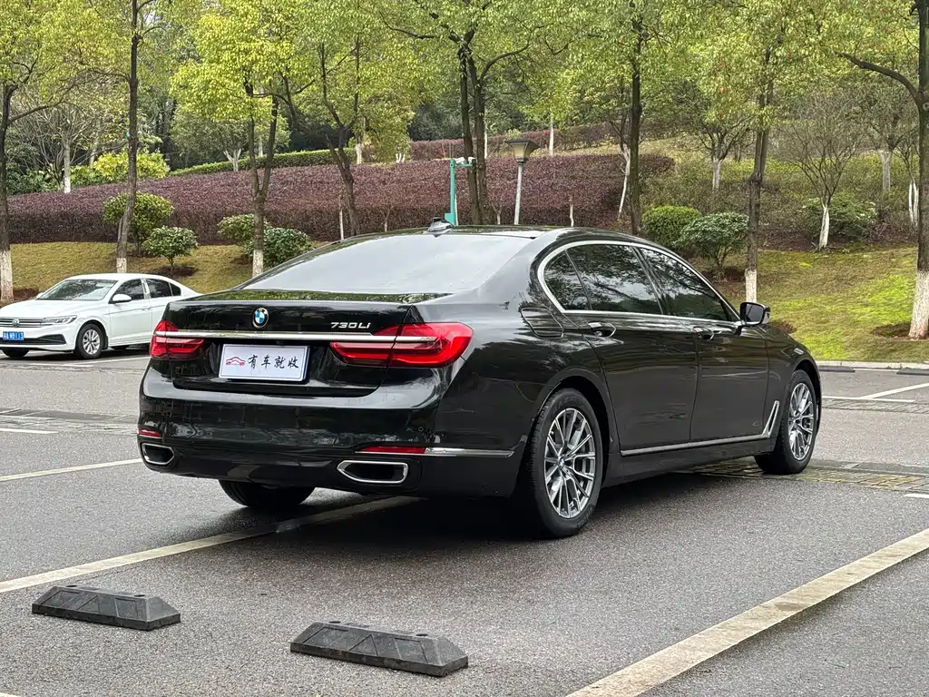 BMW 7 Series 2017 — фото 9