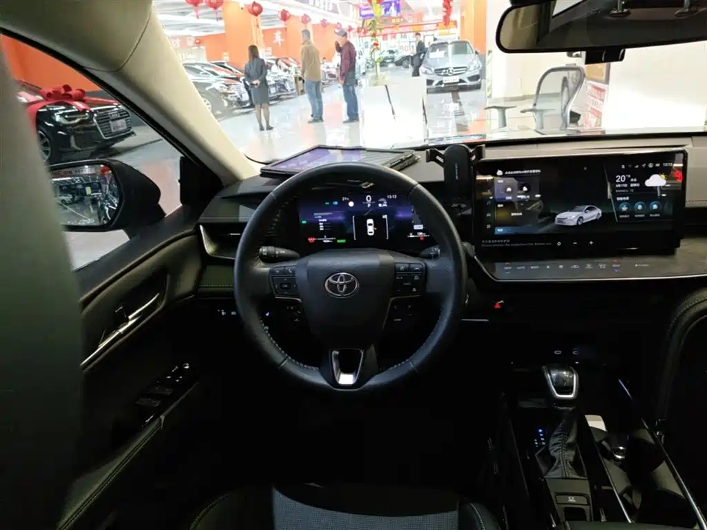 Toyota Camry 2025 — фото 11