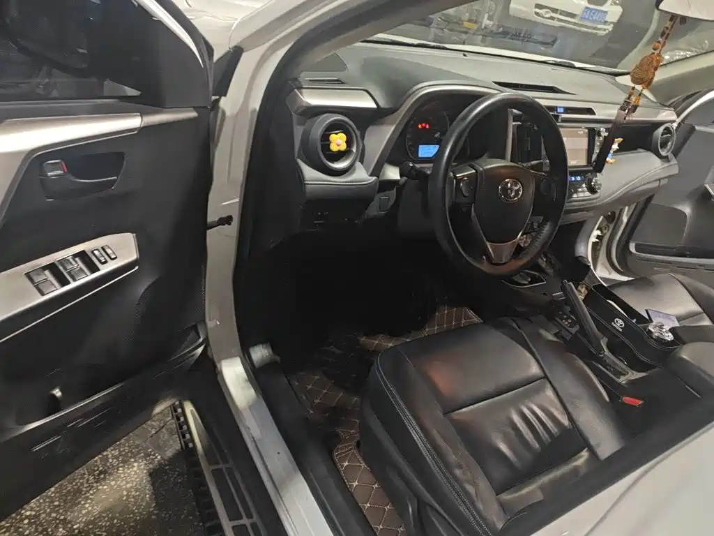 Toyota RAV4 2017 — фото 14