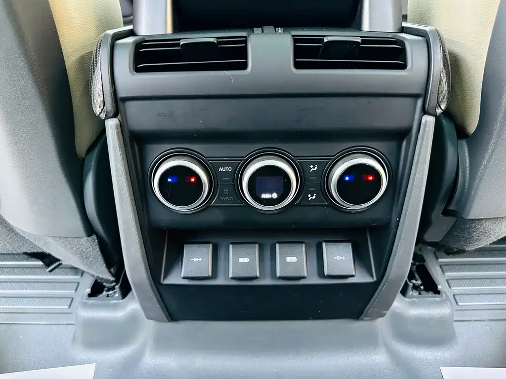 Land Rover Defender 2021 — фото 18