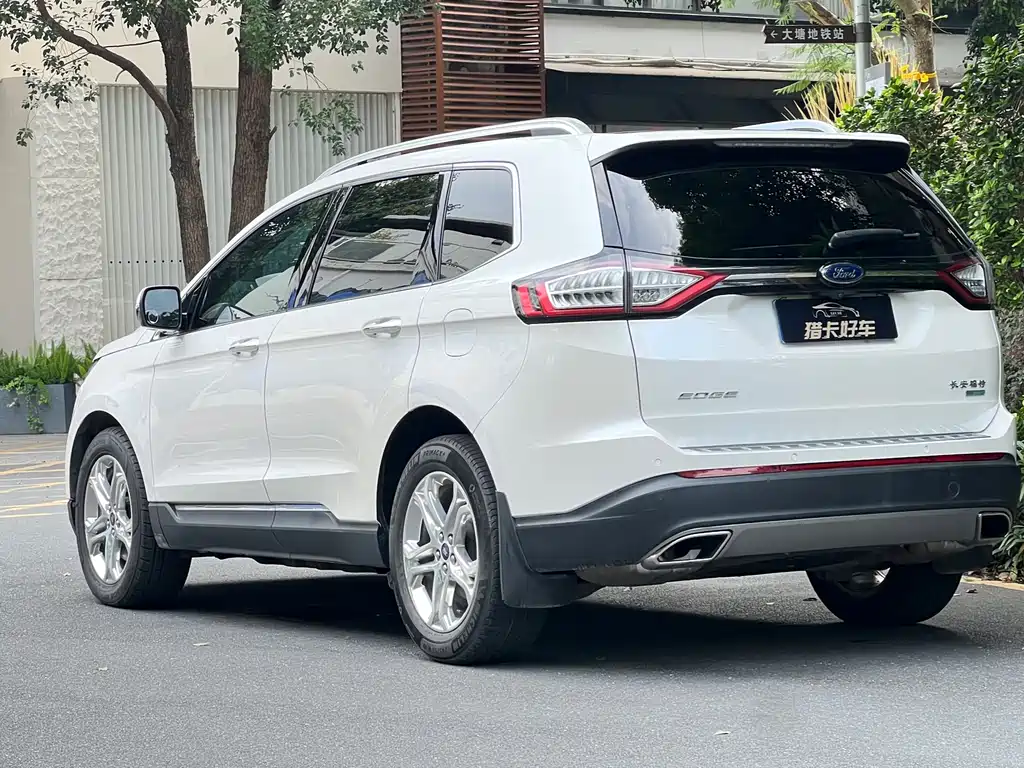 Ford Edge 2017 — фото 20