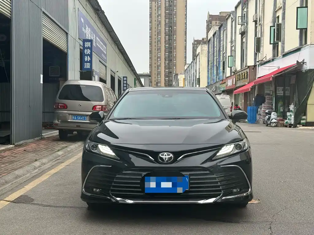 Toyota Camry 2023 — фото 1