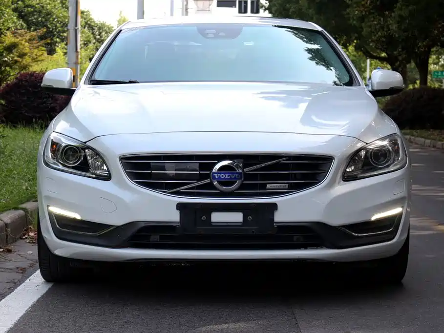 Volvo S60 Plug-In Hybrid 2015 — фото 2