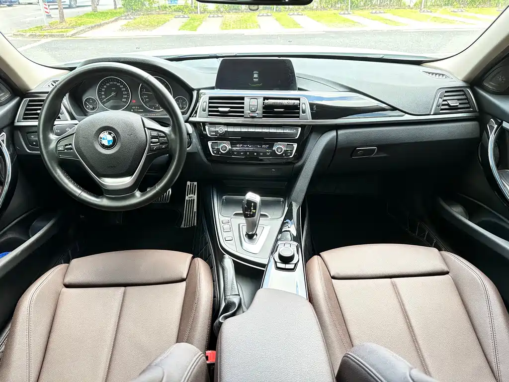 BMW 3 Series 2018 — фото 10