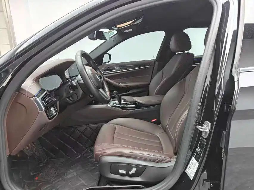 BMW 5 Series 2020 — фото 10