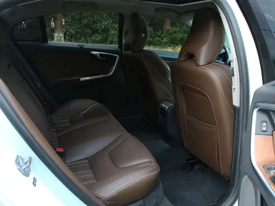 Volvo S60 Plug-In Hybrid 2015 — фото 11