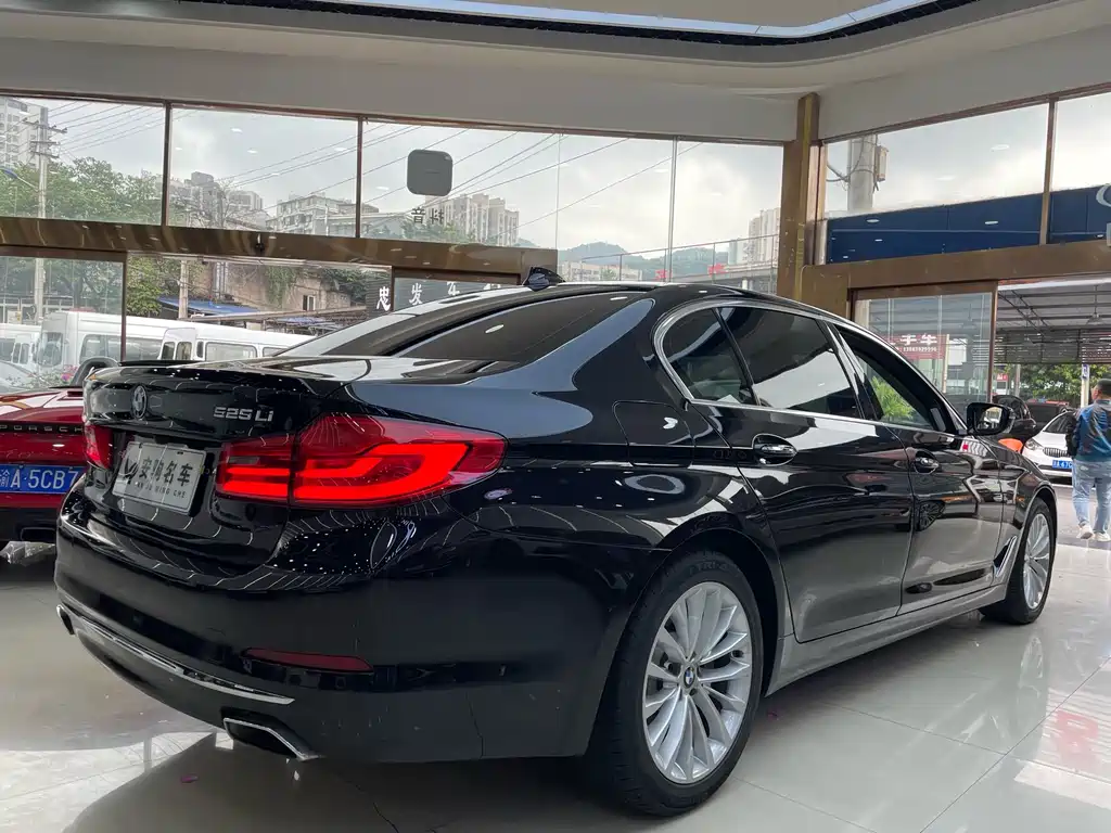 BMW 5 Series 2018 — фото 4