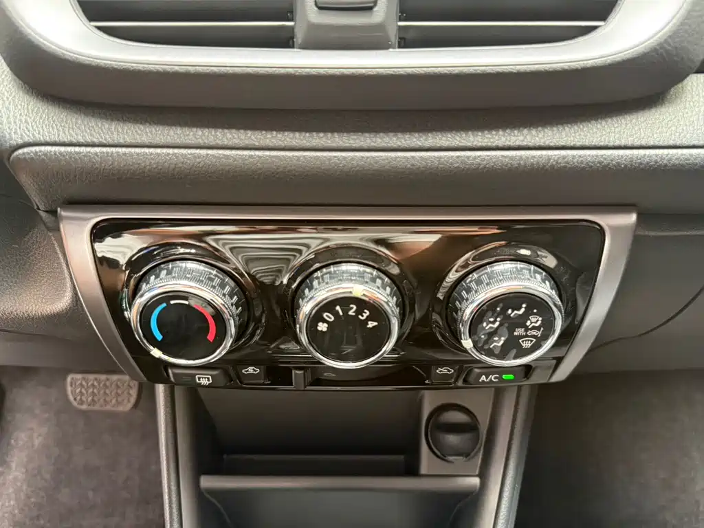 Toyota Yaris L 2023 — фото 13